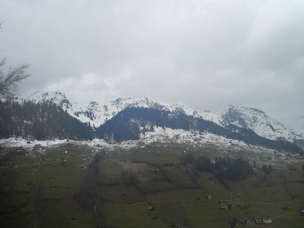 Und dann ging es bei wenig Schnee auch schon los. (Vorerst noch ohne Schneeschuhe)