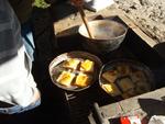 Luchs versucht es mit Toast-Hawaii.