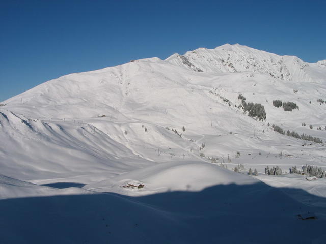 Blick hinüber zu Hahnemoss und Lavey.