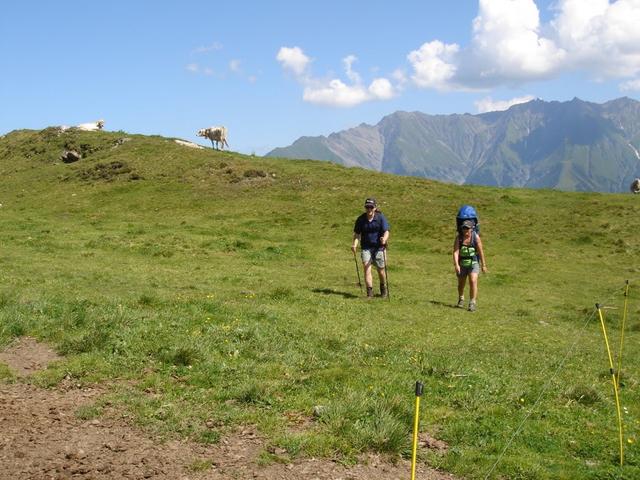 Ultimo (mit Stöcken) und Katja (mit Josh)