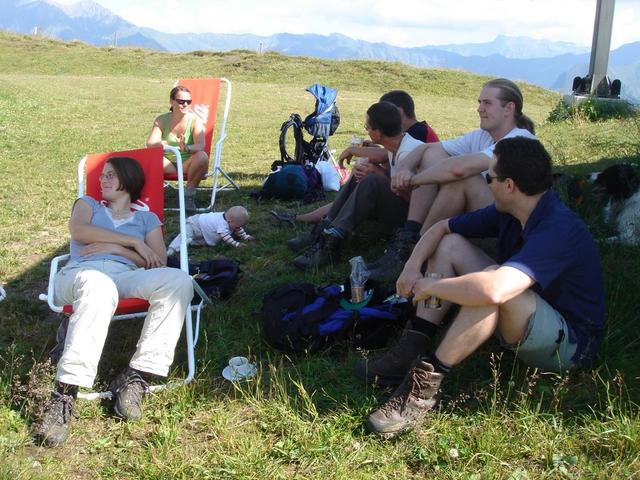 Ausruhen zwischen Bergstation und -restaurant.