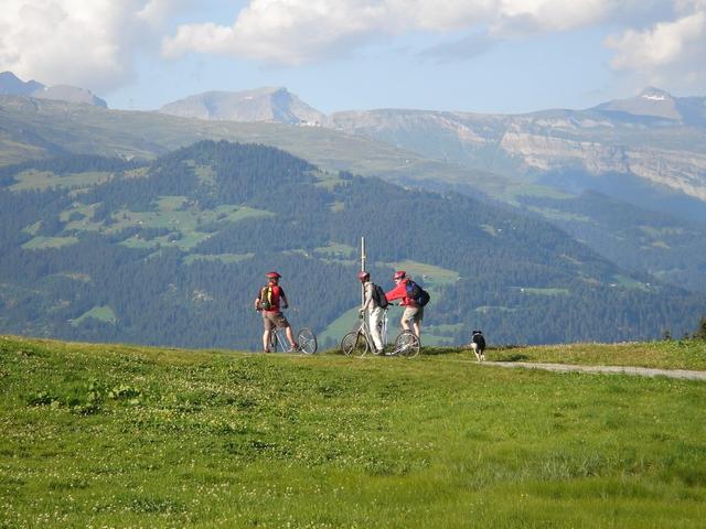 Ab Cuolm Sura gehts mit den Trottinetts nach unten