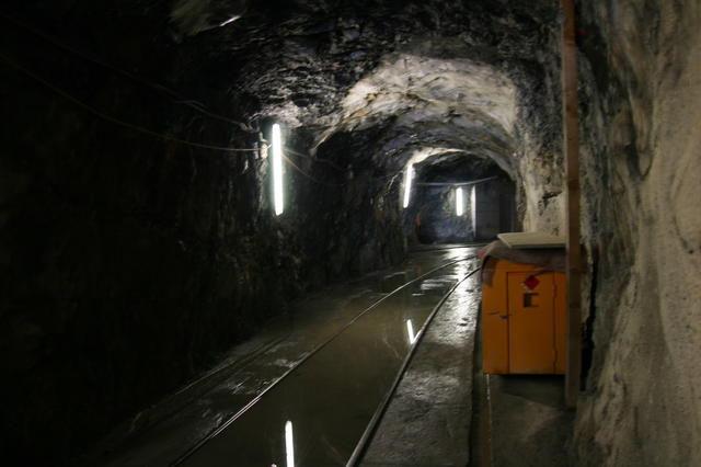 Der Verbindungstunnel zum Stausee Limmernsee, wegen Bauarbeiten gesperrt.