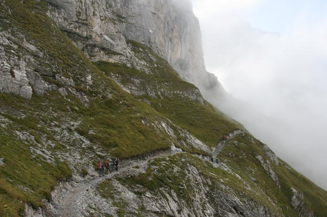 Wir nehmen den Wanderweg übers "Chalchtrittli".