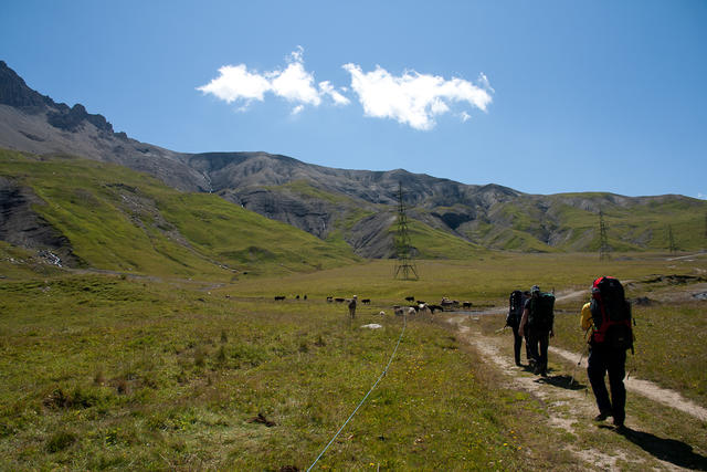  Wandergruppe und Blick auf den Arête de l’Arpille.