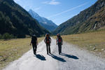  Wir wandern der Navisence entlang, immer mit Blick auf das Zinalrothorn.