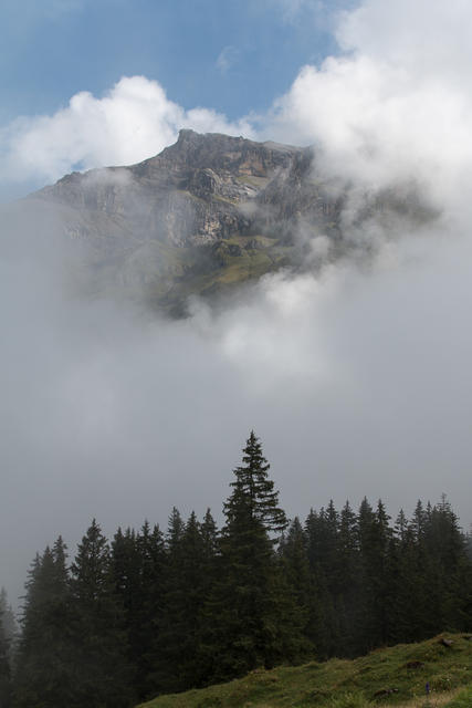 Wolkenverhangener Blick in Richtung Schilthorn.