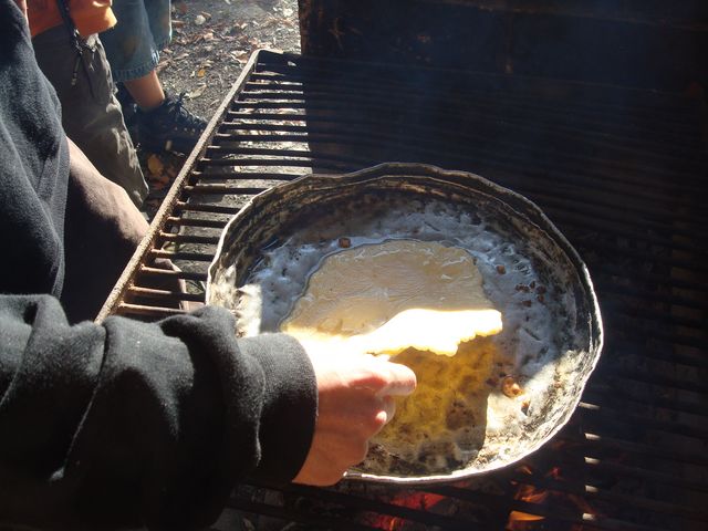 Auch die Omeletten der Cobraner brutzelten bald darauf auf dem Feuer.