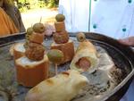 Frikadellen-Oliven-Brot-Spiesschen zur Vorspeise.
Und die Wiennerli im Teig als Hauptgang.