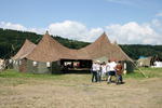 Eines der interessanten Bauwerke. Ein riesiges Zelt aus Militärblachen.