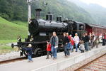 Grosser Bahnhof in Linthal. Mr. Schweiz, eine Dampfloki und Pelikan.