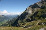  Blick von der Bergstation der Seilbahn hinunter ins Tal in Richtung Gstaad.